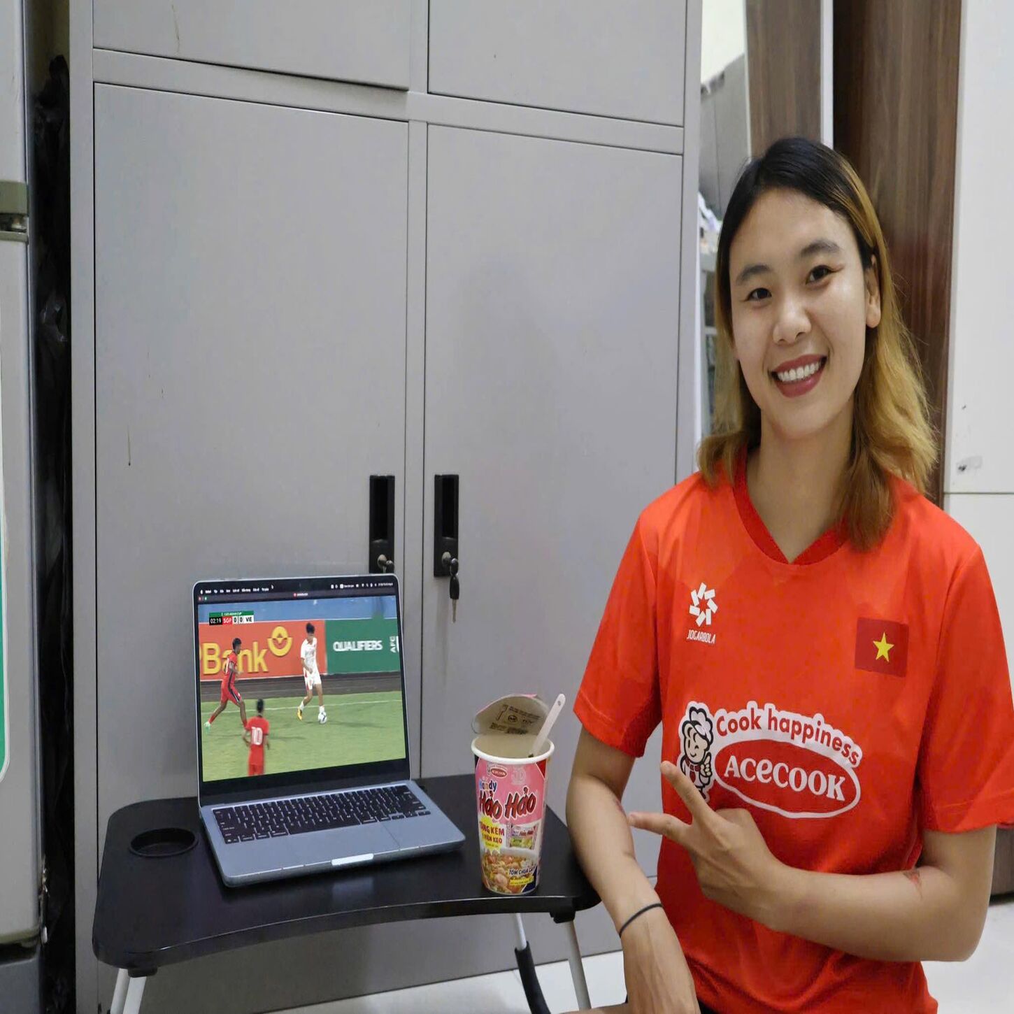 Cầu thủ Phạm Hải Yến và Nguyễn Thị Thanh Nhã cùng Acecook dõi theo hành trình của U22 Việt Nam