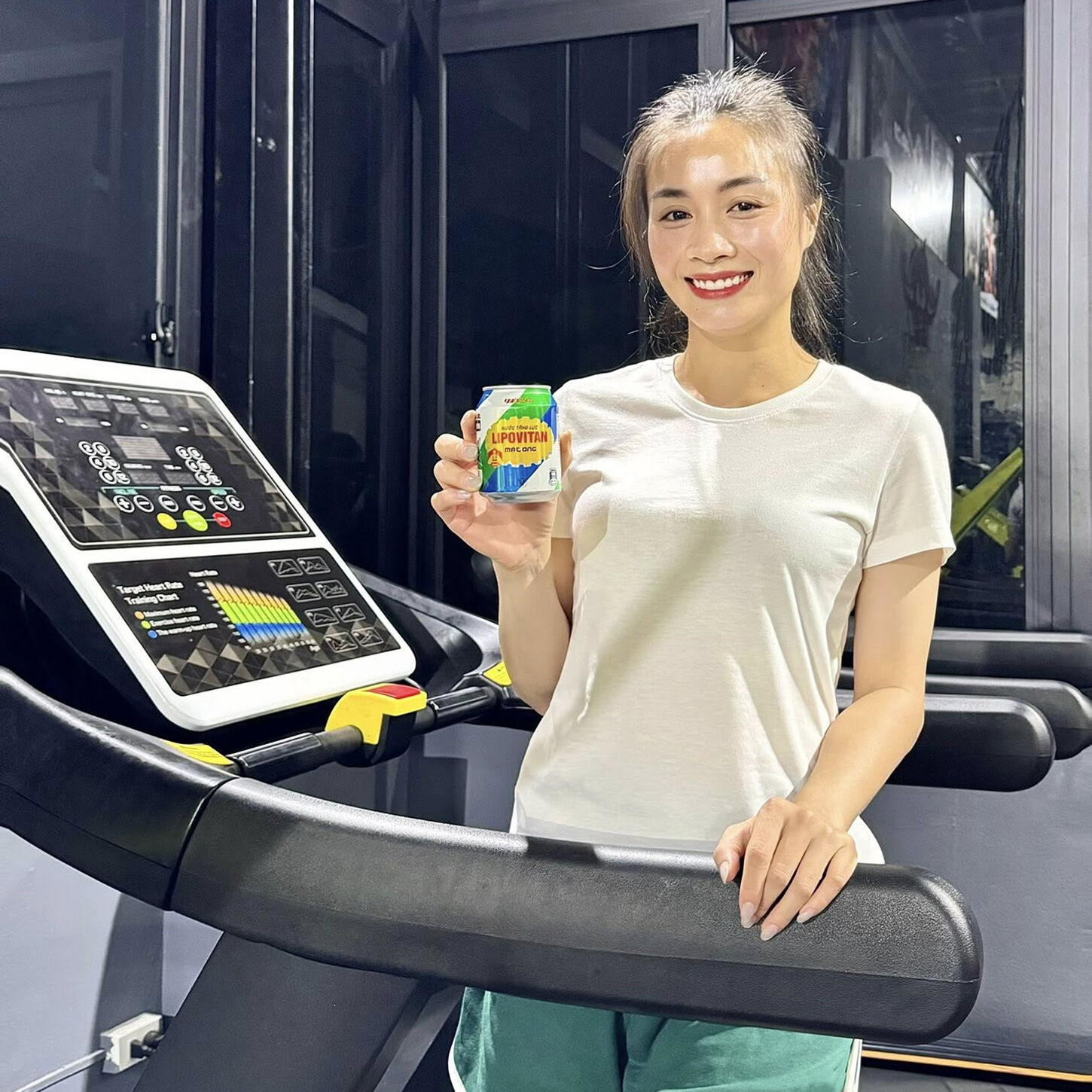 Ho&agrave;ng Loan_Lipovitan 3 copy.jpg (357 KB)