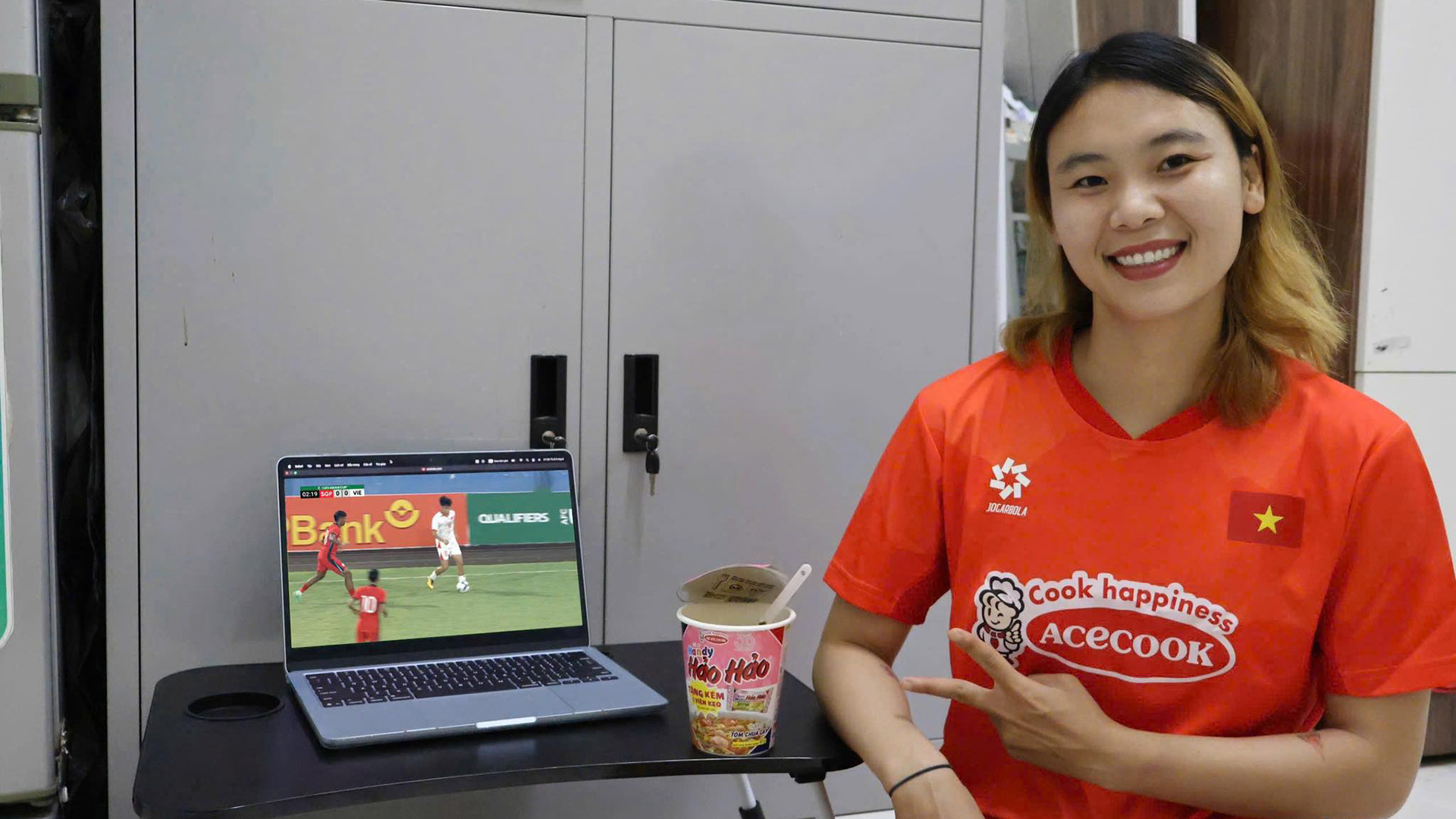 Cầu thủ Phạm Hải Yến và Nguyễn Thị Thanh Nhã cùng Acecook dõi theo hành trình của U22 Việt Nam